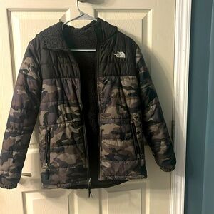 North Face Boys' Printed Reversible Mount Chimbo Jacket. Excellent condition.